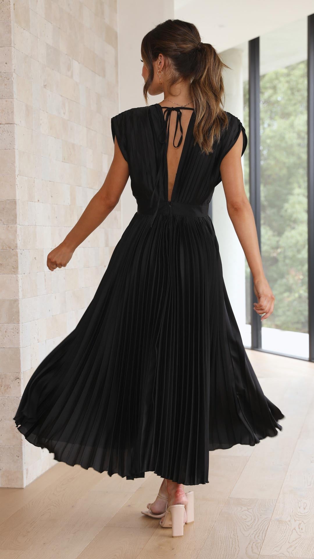 Kaitlyn | Stylish Pleated V-Neck Midi Dress